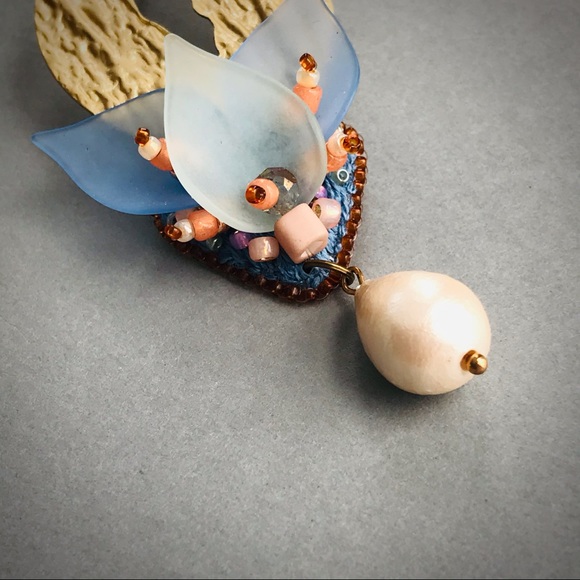 Earrings with floral pendant - Picture 7 of 17